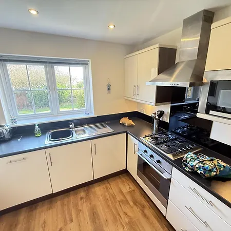 Paddys Corner - Part Of The The Bay Village With Pool, Gym And Direct Access, Pub, Restaurant, Tennis And Meadows Walks Feriehus